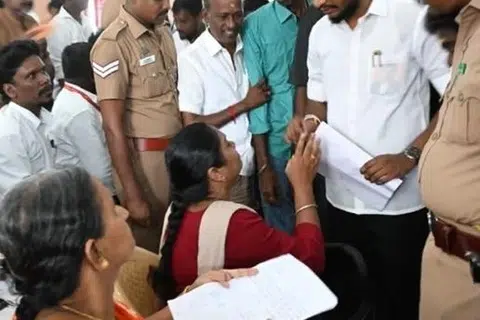 ஸ்ரீரங்கம் தொகுதிக்குட்பட்ட திருவானைக்காவல் பகுதியில் பொதுமக்களுக்கான குறைதீர்க்கும் முகாமில் பங்கேற்ற அறநிலையத்துறை அமைச்சர் ரமேஷிடம் பொதுமக்கள் கோரிக்கை மனுக்களை அளித்தனர்.
