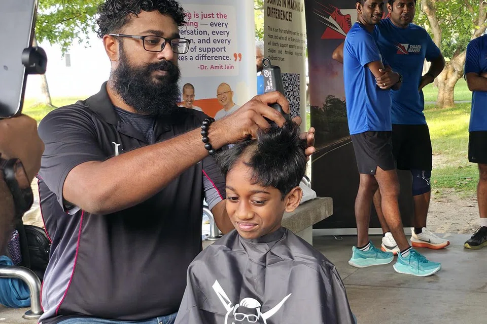 புற்றுநோயால் பாதிக்கப்பட்ட பிள்ளைகளுக்கு ஆதரவு தெரிவிக்கும் விதமாக நிகழ்ச்சியில் தலைமுடியை மழித்துக்கொண்ட 10 வயது வால்டர் அர்ஜூனா.
