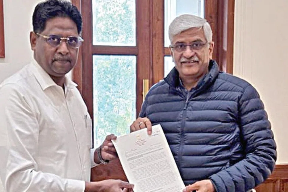 தமிழ் நாட்டில் உள்ள கல்வெட்டுகள் குறித்த மைப்படிகளை மின்மயப்படுத்தி வெளியிட வலியுறுத்தி மத்திய சுற்றுலா மற்றும் கலாசாரத் துறை அமைச்சர் கஜேந்திர சிங் ஷெகாவத்திடம் மனு கொடுக்கும் திமுக நாடாளுமன்ற உறுப்பினர் என்.ஆர். இளங்கோ.