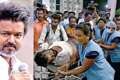 விஜய் பிரசாரக் கூட்டத்தில் மயங்கி விழுந்த ஒருவரை மருத்துவ ஊழியர்கள் மருத்துவமனைக்குக் கொண்டு செல்கின்றனர்.
