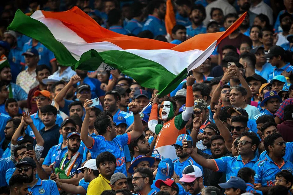 இந்தியாவில் உள்ள பல்வேறு நகரங்களில் நடைபெற்ற உலகக் கிண்ண கிரிக்கெட் போட்டியை நேரில் காண ரசிகர்கள் அலை அலையாய் திரண்டனர்.