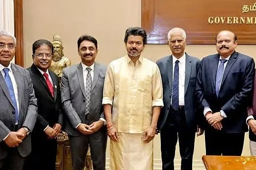 பட்டு வேட்டி, சட்டையில் தலைமைச் செயலகம் வந்த முதல்வர் விஜய்