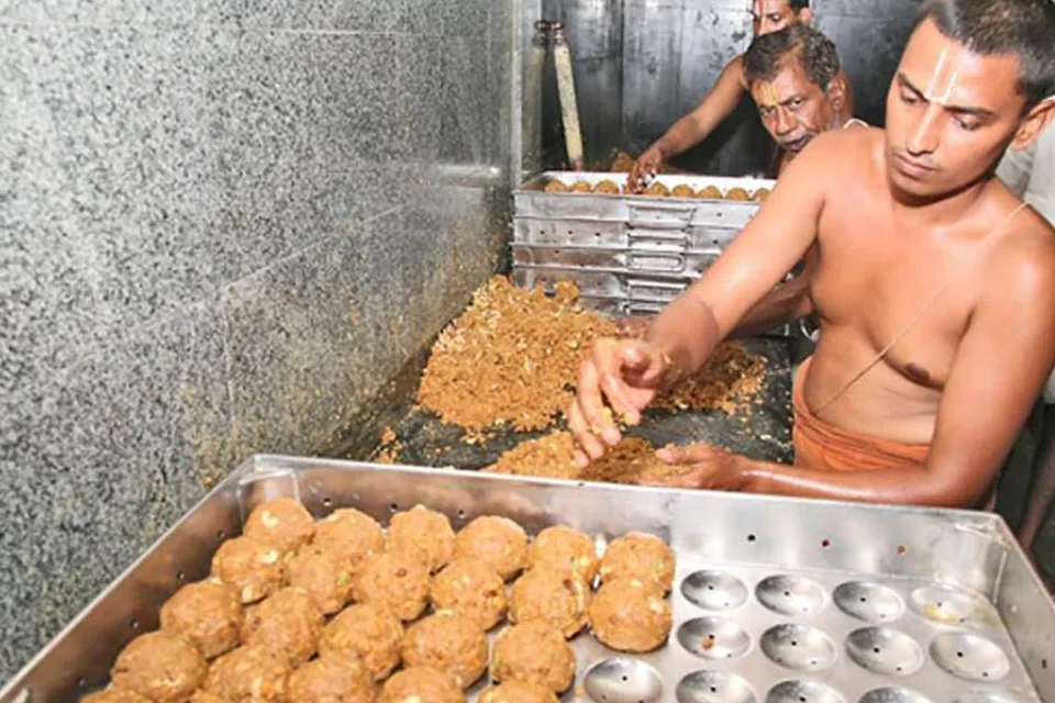 லட்டு தயாரிக்கும் பணியில் திருப்பதி ஏழுமலையான் கோவில் ஊழியர்கள்.