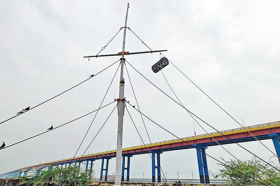 காற்றழுத்தத் தாழ்வு மண்டலம் காரணமாக பாம்பன் துறைமுகத்தில் 1ஆம் எண் புயல் எச்சரிக்கை கூண்டு ஏற்றப்பட்டுள்ளது.