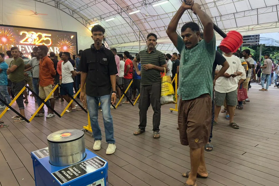 விளையாட்டுகளில் பங்குபெற்று நேரத்தை இன்பமாகக் கழித்த வெளிநாட்டு ஊழியர்கள்.