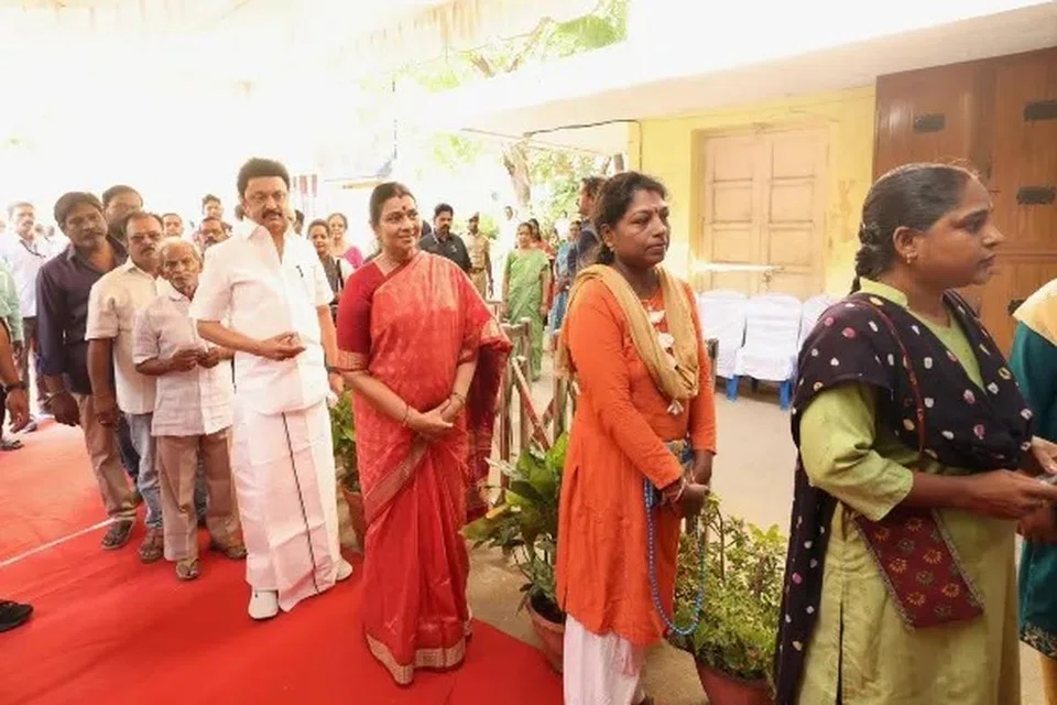 மனைவி துர்கா ஸ்டாலினுடன் வாக்களிக்க நிற்கும் முதல்வர் ஸ்டாலின்.  