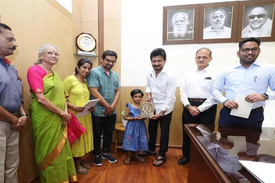  தமிழ்நாடு விளையாட்டு மேம்பாட்டு ஆணையத்தின் கேடயத்தை வழங்கி பாராட்டு தெரிவித்தார் துணை முதல்வர் உதயநிதி.