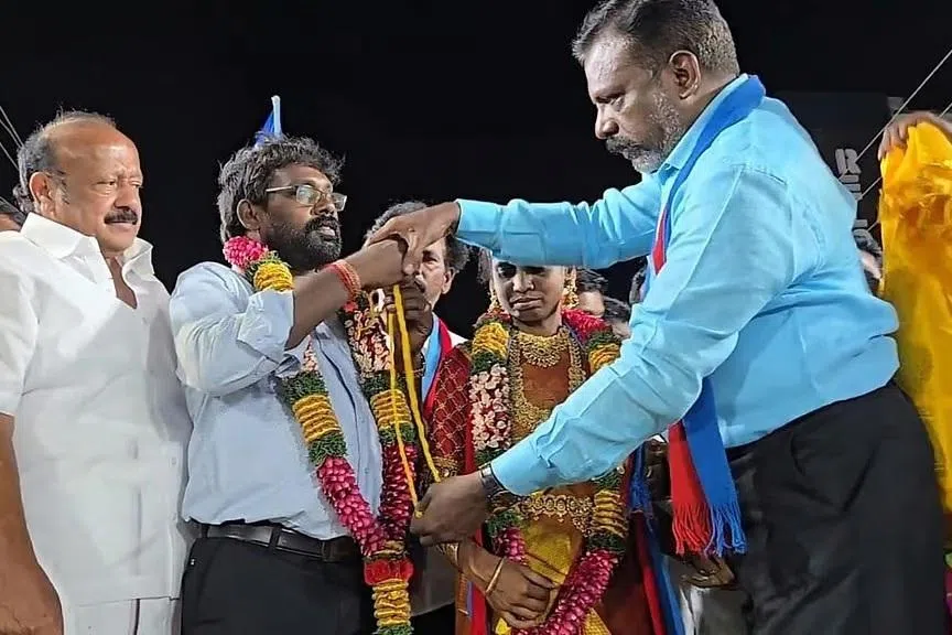 மணமேடையான தேர்தல் பரப்புரை மேடை
