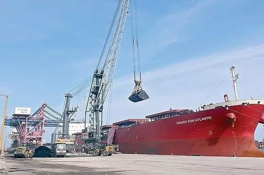 தூத்துக்குடி வஉசி துறைமுகம் ஒரேநாளில் 2.17 லட்சம் டன் சரக்குகளைக் கையாண்டு சாதனை
