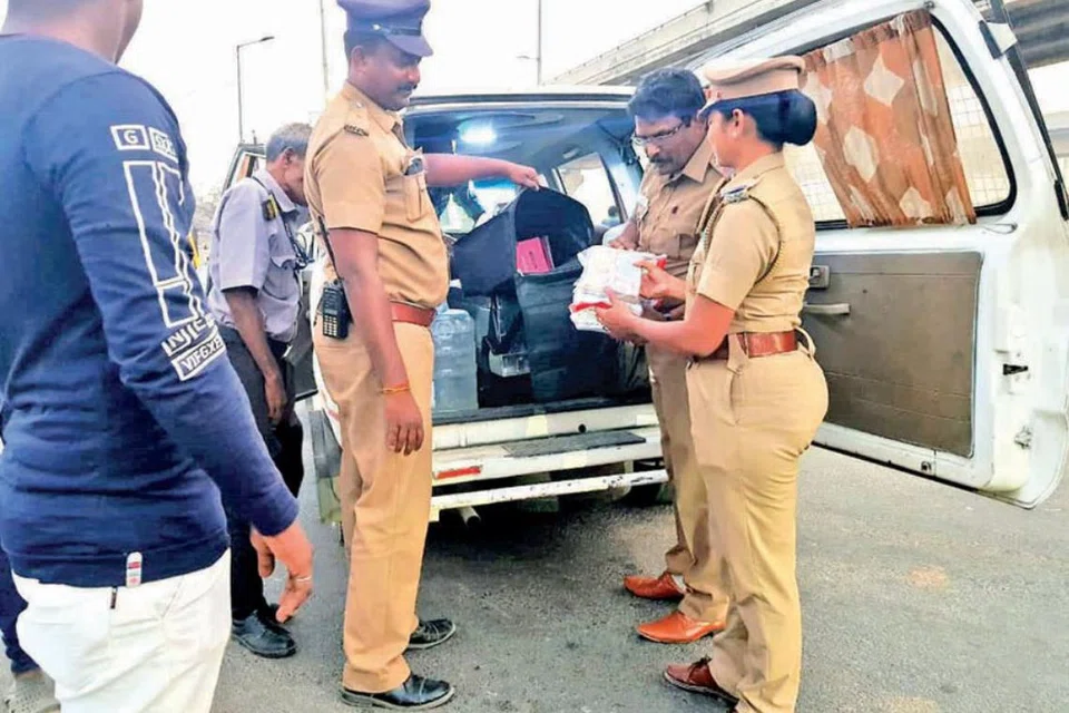 வாகனச் சோதனையின்போது சிக்கிய ரூ.305 கோடியில் ரூ.74 கோடி வருமான வரி மீறல் தொடர்புடையது.