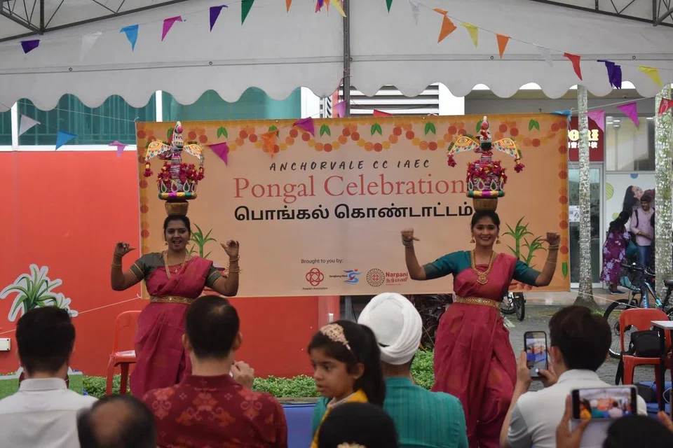 ஏங்கர்வேல் சமூக மன்ற நற்பணிச் செயற்குழுவின் பொங்கல் கொண்டாட்டத்தில் கரகாட்டம் உள்ளிட்ட பாராம்பரியக் கிராமிய நடனங்கள் இடம்பெற்றன.