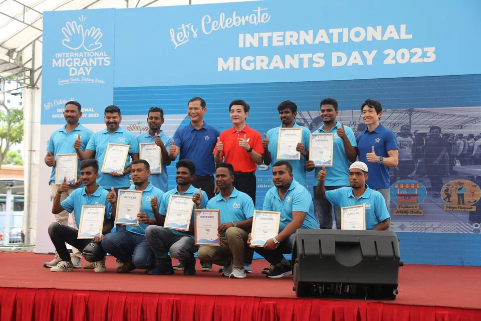 விருதுபெற்ற ஊழியர்கள் சிலருடன் வெளிநாட்டு ஊழியர் தின நிகழ்ச்சியின் சிறப்பு விருந்தினரான தேசிய தொழிற்சங்க காங்கிரசின் துணை தலைமைச் செயலாளர் ஹெங் சீ ஹாவ் (நடுவில்).  