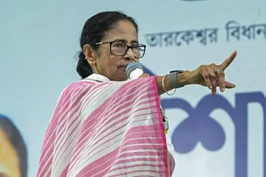 தேர்தல் விதிமீறல் புகார்: மோடி மன்னிப்புக் கோர மம்தா வலியுறுத்து