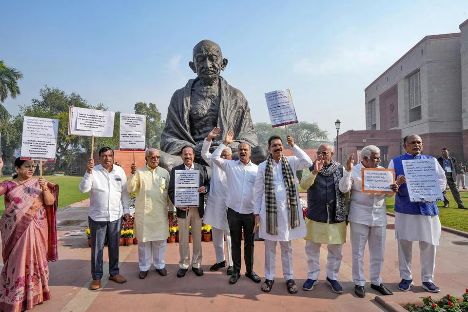 நாடாளுமன்ற வளாகத்தில் உள்ள காந்தி சிலை முன்பு போராட்டத்தில் ஈடுபட்ட எதிர்க்கட்சியினர்.