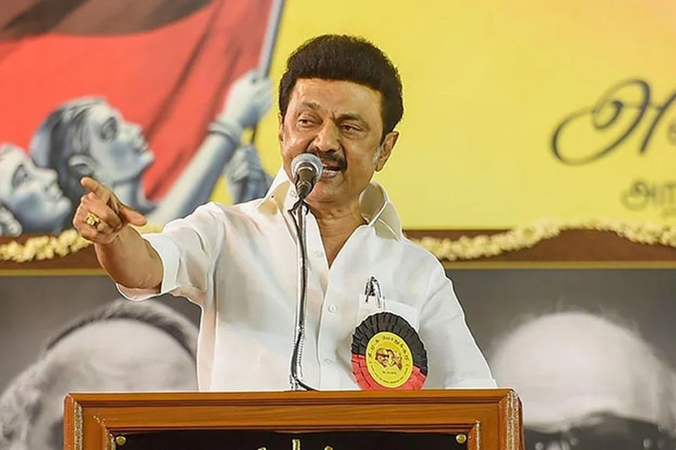 மகாராஷ்டிர மாநிலத்தில் மராத்திய மொழியைத் தவிர எந்த மொழியையும் கற்கவேண்டிய கட்டாயம் இல்லை என்று அந்த மாநிலத்தின் முதல்வர் தேவேந்திர பட்னாவிஸ் அறிவித்துள்ளார். அதற்கு மத்திய அரசின் பதில் என்ன என்று தமிழக முதல்வர் ஸ்டாலின் கேள்வி எழுப்பியுள்ளார்.