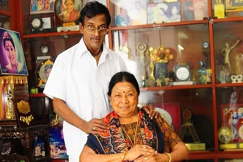 தனது தாயார் மனோரமாவுடன் பூபதி.