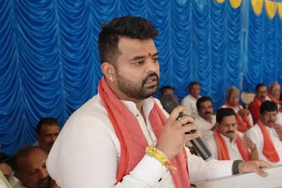 பாஜக சார்பில் மக்களவைத் தேர்தலில் ஹாசன் தொகுதியில் போட்டியிட்ட ரேவண்ணா தேர்தல் முடிந்ததும் ஜெர்மனி சென்று விட்டார். 