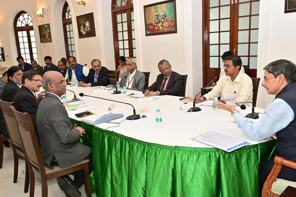 கடந்த ஆண்டு சென்னையில் ஆளுநர் மாளிகையில் நடந்த துணை வேந்தர்கள் மாநாட்டில் கலந்துகொண்டோர்.