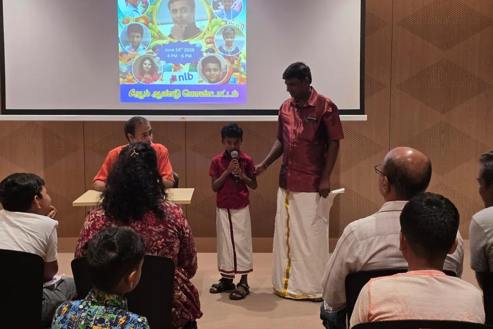 திருக்குறள் நடவடிக்கைகளில் ஈடுபடும் மாணவர்கள், பெற்றோர்கள். 