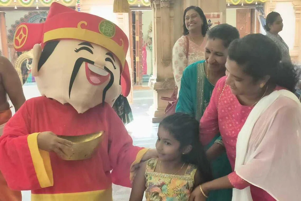 ஆலயச் சந்நிதியில் சீனர்களின் செல்வத் தேவதையான கைஷன்னிடம் பரிசாக மிட்டாய் பெற்ற ஐந்து வயது சீதா.