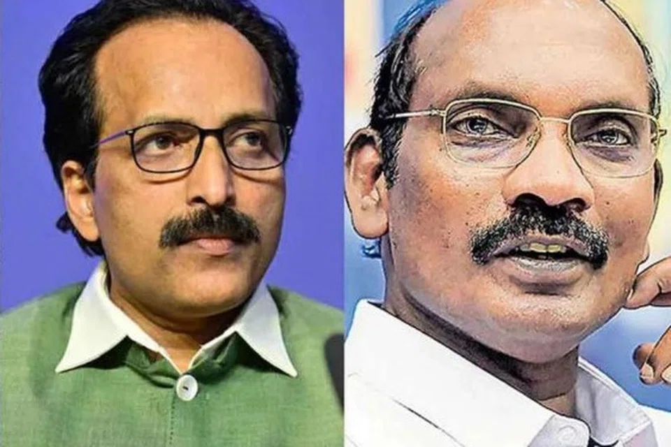 இப்போதைய இஸ்ரோ தலைவர் எஸ்.சோமநாத் (இடது), முன்னாள் தலைவர் கே.சிவன்.