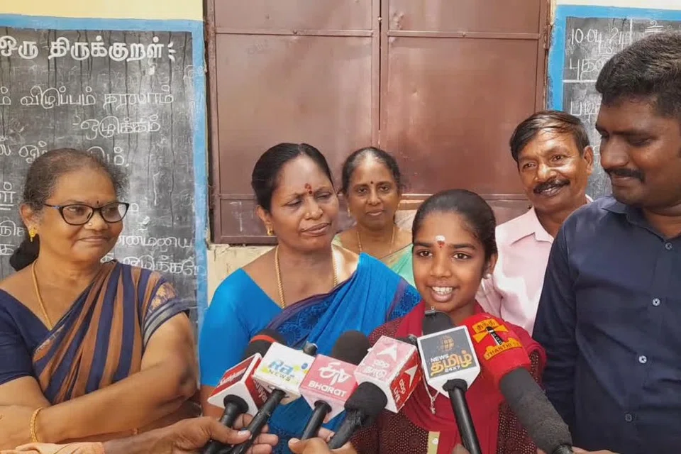 ஆசிரியைகளுடன் துர்காதேவி.