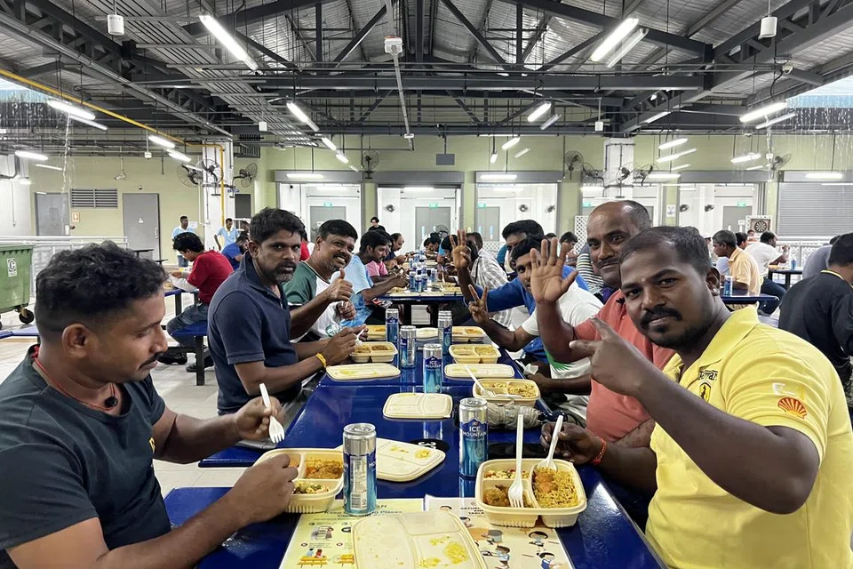 கிராஞ்சி பொழுதுபோக்கு நிலையத்தில் புத்தாண்டுக் கொண்டாட்டத்தில் சுவையான பிரியாணி உண்டு மகிழ்ந்த வெளிநாட்டு ஊழியர்கள்.