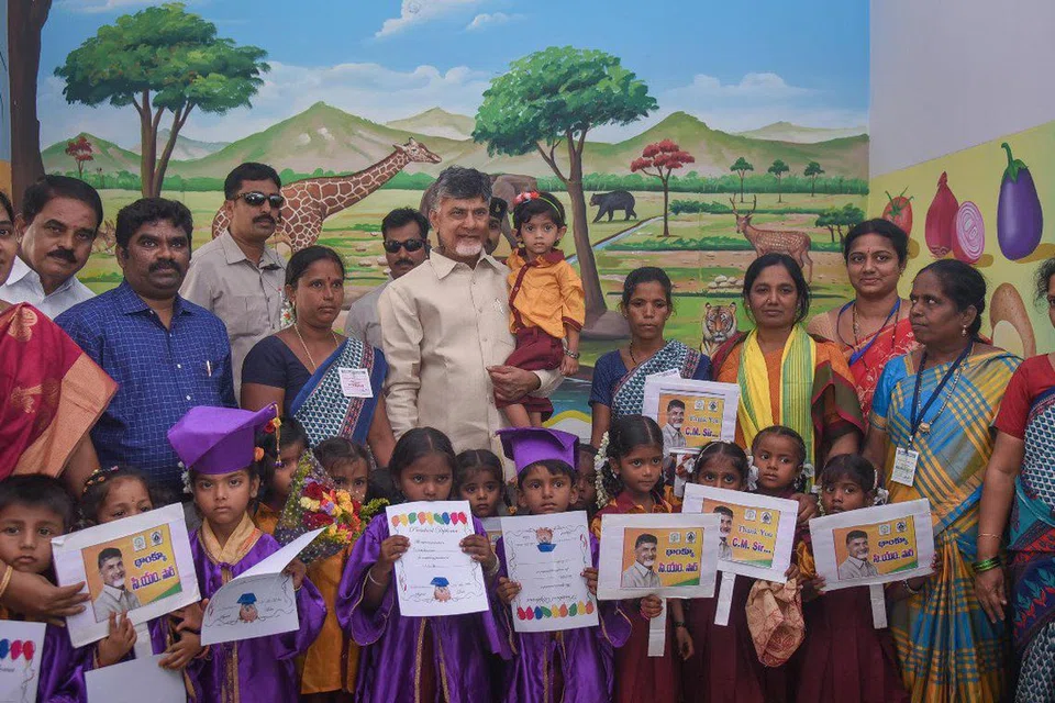 இரு பிள்ளைகளுக்குமேல் இருப்போரே உள்ளாட்சித் தேர்தலில் போட்டியிட முடியும் என்ற சட்டத்தைக் கொண்டுவர இருப்பதாகக் கூறுகிறார் ஆந்திர முதல்வர் சந்திரபாபு நாயுடு (நடுவில் சிறுமியுடன்).