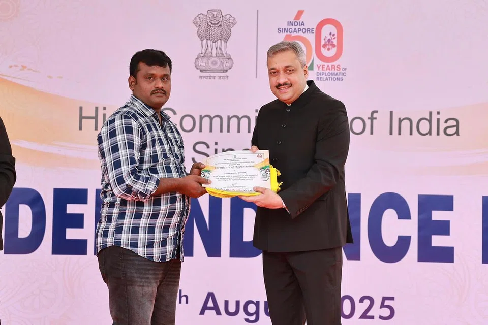 ரிவர் வேலி கடைவீட்டில் மூண்ட தீயில் சிறுவர்களைக் காப்பாற்றிய சுப்பிரமணியன் சரண்ராஜ்ஜுக்குச் சான்றிதழ், பொன்னாடை வழங்கிச் சிறப்பித்த சிங்கப்பூருக்கான இந்தியத் தூதர் டாக்டர் ‌ஷில்பாக் அம்புலே.