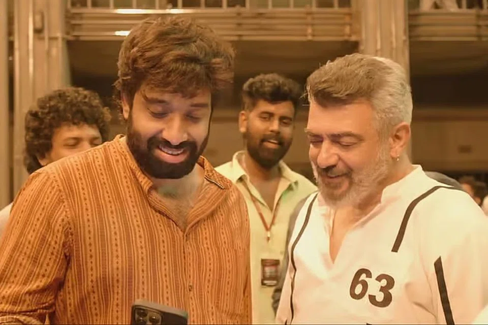 இயக்குநர் ஆதிக் ரவிச்சந்திரனுடன் அஜித்.