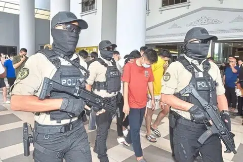 தாக்குதலில் ஈடுபட்ட சிலரை மலேசியக் காவல்துறையினர் நீதிமன்றத்திற்கு அழைத்துச் சென்றனர்.