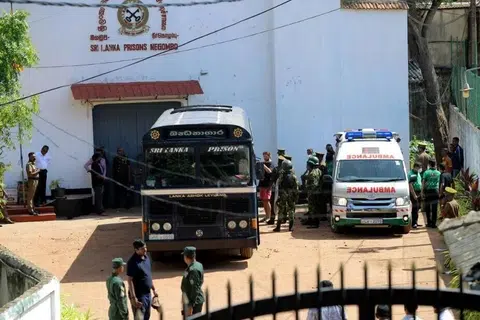 அண்மையில், இலங்கையில் நெரிசல் மிகுந்த சிறைச்சாலை ஒன்றில் ஏற்பட்ட கலவரத்தில் 20 கைதிகளும் 8 காவலர்களும் கொல்லப்பட்டனர்.