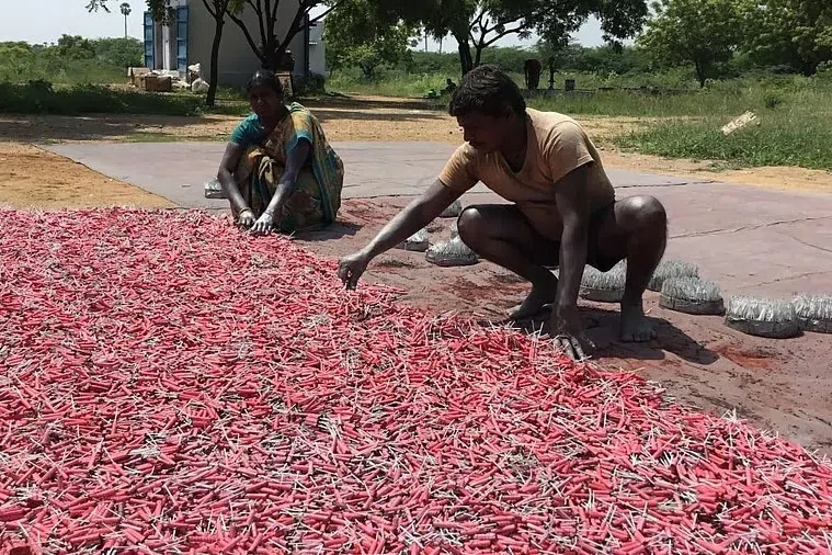 தீபாவளிக்குப் பட்டாசின் விலை 20% வரை உயரக்கூடும்: தயாரிப்பாளர்கள் எச்சரிக்கை