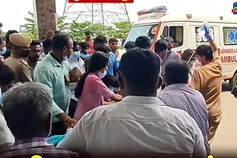 மயக்க நிலையில் இருந்தவர்கள் மீட்கப்பட்டு, அருகில் இருந்த மருத்துவமனைகளுக்கு அனுப்பி வைக்கப்பட்டனர்.