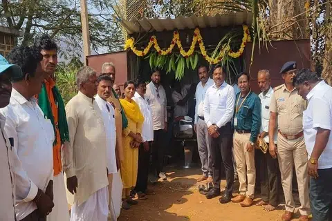 கர்நாடகாவின் சிங்கத்தலூர் கிராமத்தில் தீண்டாமைக்கு முற்றுப்புள்ளி வைக்கும் வகையில் அரசு சார்பில் முடி திருத்தும் நிலையம் திறக்கப்பட்டுள்ளது. 