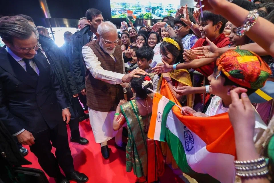 மோடிக்கு அவர் தங்கியிருந்த விடுதியில் வங்காள கலாசாரத்தின்படி வரவேற்பு அளிக்கப்பட்டது.