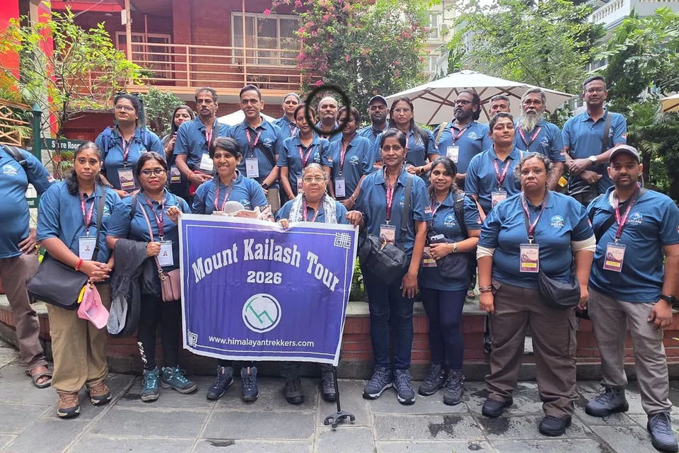 ‘கைலாஷ்-மானசரோவர் யாத்ரா 2026’ என்ற 14 நாள் ஆன்மிகப் பயணத்திற்காகச் சென்ற  திரு எஸ். மணியம், 66, (வட்டமிடப்பட்டவர்) அவரது குழுவினருடன் இருக்கும் படம்.