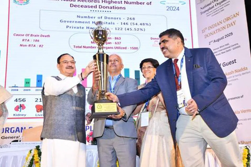 இந்திய அளவில் உறுப்பு தான நடவடிக்கைகளில் திறம்பட செயல்பட்ட சிறந்த மாநிலமாக தமிழகம் தேர்வு செய்யப்பட்டு விருது வழங்கி கௌரவிக்கப்பட்டது.