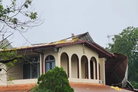 பாதிக்கப்பட்ட சரவாக் மாநிலத் துணை முதல்வரின் வீடு.