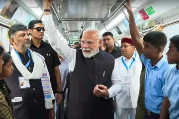 மெட்ரோ ரயிலில் பயணம் செய்தபோது மாணவர்களுடன் உரையாடி மகிழ்ந்த பிரதமர் நரேந்திர மோடி.