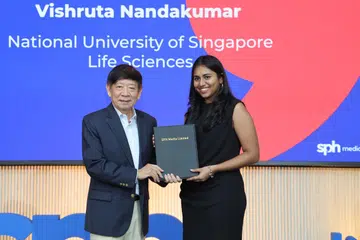 தமிழ் முர­சுக்­கான உப­கா­ரச் சம்­ப­ளத்­தை குமாரி விஷ்ருதா நந்தகுமாருக்கு வழங்கினார் ‘எஸ்­பி­எச் மீடியா டிரஸ்ட்’­ தலை­வர் கோ பூன் வான். 