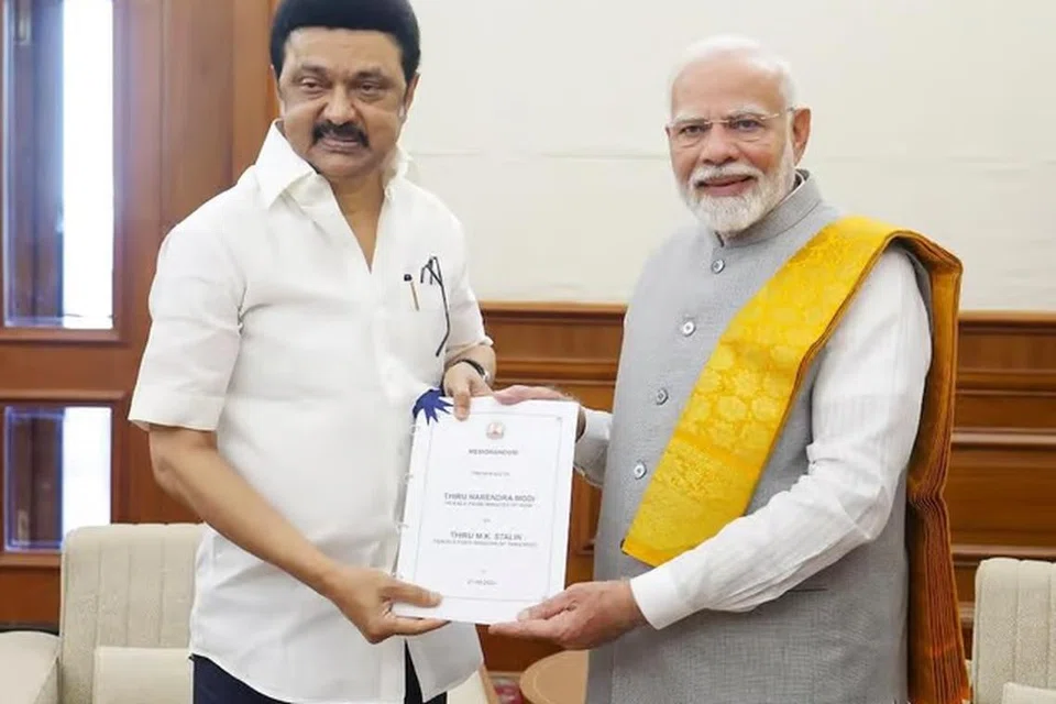 பிரதமர் நரேந்திர மோடியைச் சந்தித்த முதல்வர் மு.க. ஸ்டாலின், சென்னை மெட்ரோ திட்டம், தமிழக மீனவர்களை இலங்கை கடற்படையினர் கைது செய்வதை தடுப்பது, பள்ளிக் கல்வித்துறைக்கான நிதி ஒதுக்கீடு உள்ளிட்ட பல்வேறு கோரிக்கை மனுவை அளித்தார்.