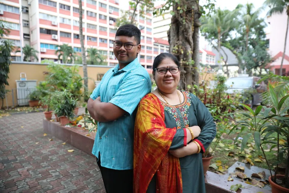 தன் மகன் ஞானசெல்வன் பிரகாஷுடன் திருவாட்டி விசாலாட்சி சுப்பையா.
