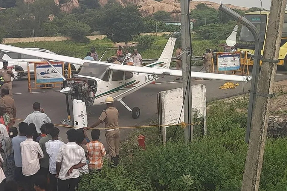 புதுக்கோட்டை - திருச்சி விரைவுச் சாலையில் வியாழக்கிழமை, (13.11.2025) தரையிறங்கிய பயிற்சி விமானத்தை, பொதுமக்கள் பார்வையிடுகின்றனர்.