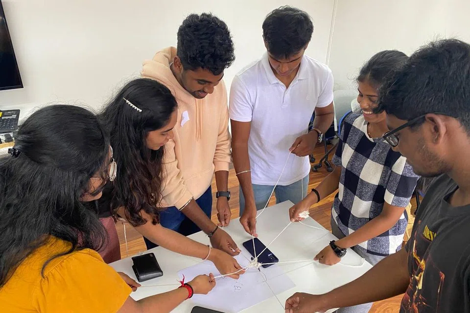 நண்பர்களுடன் கலந்துரையாடலில் பல்கலைக்கழக மாணவர் யுகேஷ் (இடமிருந்து மூன்றாவது).