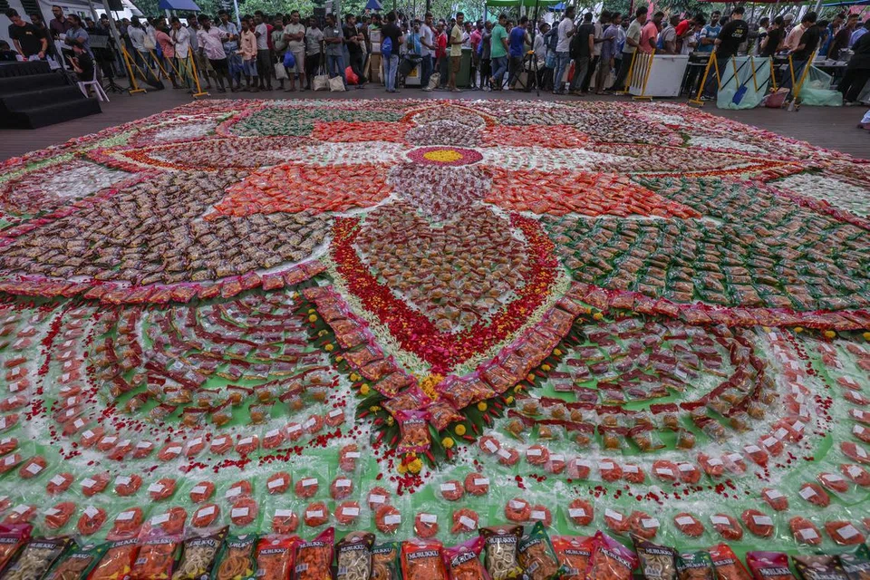 10 மீட்டர் நீளம், 10 மீட்டர் அகலத்தில் பலகாரங்களால் வடிவமைக்கப்பட்ட ரங்கோலி.