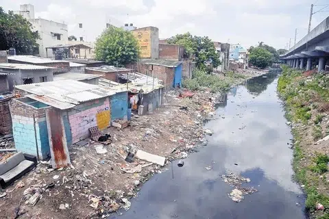 கூவம் ஆற்றைத் தூய்மைப்படுத்த ரூ. 604 கோடிக்கு சிறப்புத் திட்டம் செயல்படுத்தப்பட்டது.