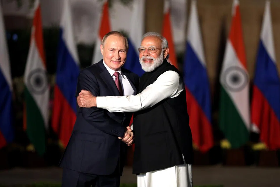 கடந்த 2021ஆம் ஆண்டில் இந்தியா சென்றிருந்த ரஷ்ய அதிபர் விளாடிமிர் புட்டினை (இடது) மகிழ்ச்சியோடு வரவேற்ற இந்தியப் பிரதமர் நரேந்திர மோடி.