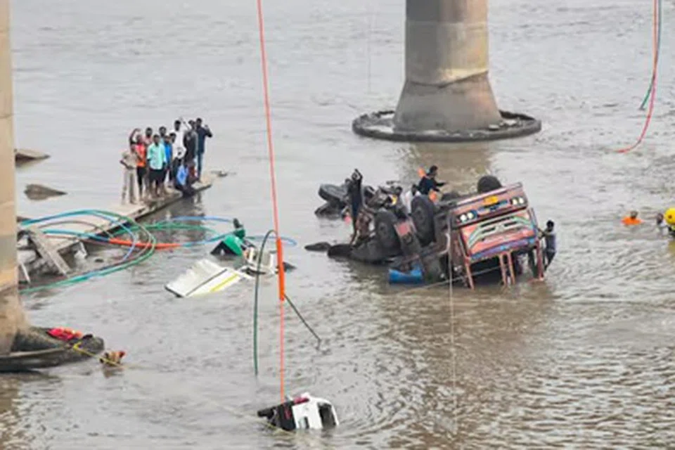 மஹிசாஹர் ஆற்றுக்குள் விழுந்தவர்கள் அடித்துச் செல்லப்பட்ட நிலையில், அவர்களைத் தேடும் பணி முடுக்கிவிடப்பட்டுள்ளது.