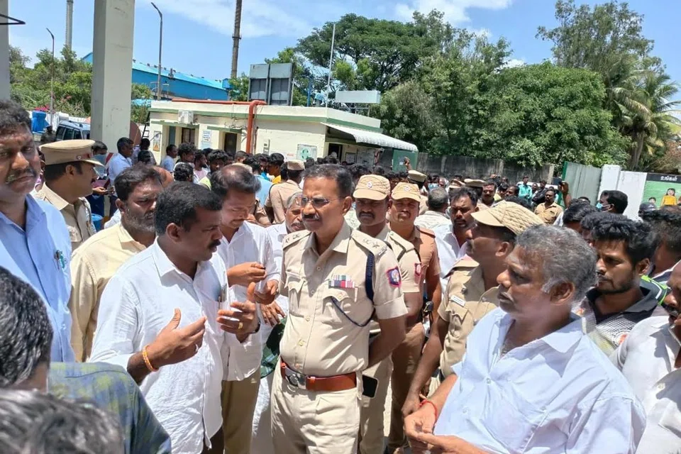 போராட்டத்தில் ஈடுபட்ட மக்களிடம் பேச்சுவார்த்தை நடத்திய காவல்துறையினர்.